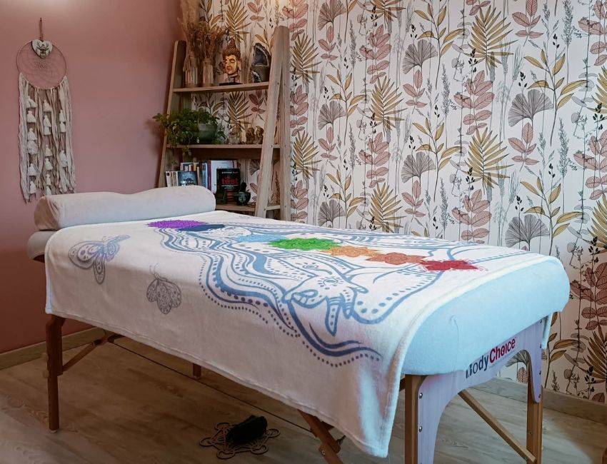 cabinet de Véronique Marcerou avec table de soin utilisée pour les séances de Trame à Carlepont